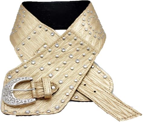 Women's accessories: belts, hats, gloves 